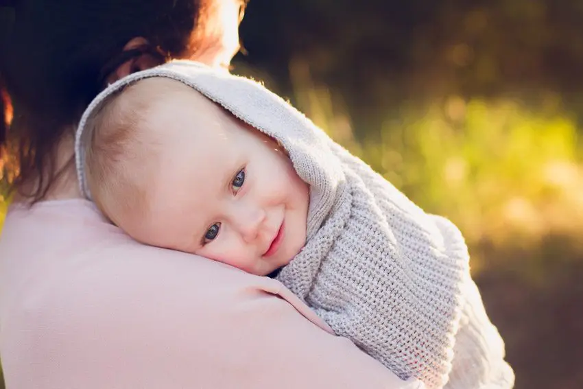 Warrnambool family photography mum and baby cuddles