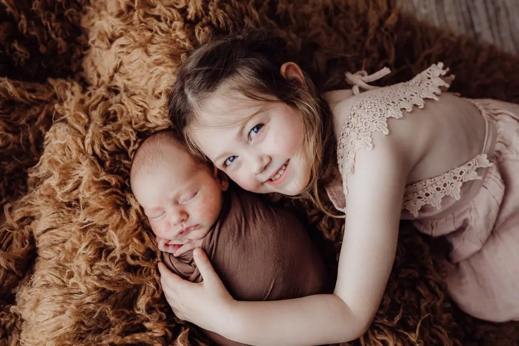 newborn baby and sibling easy photography pose at home