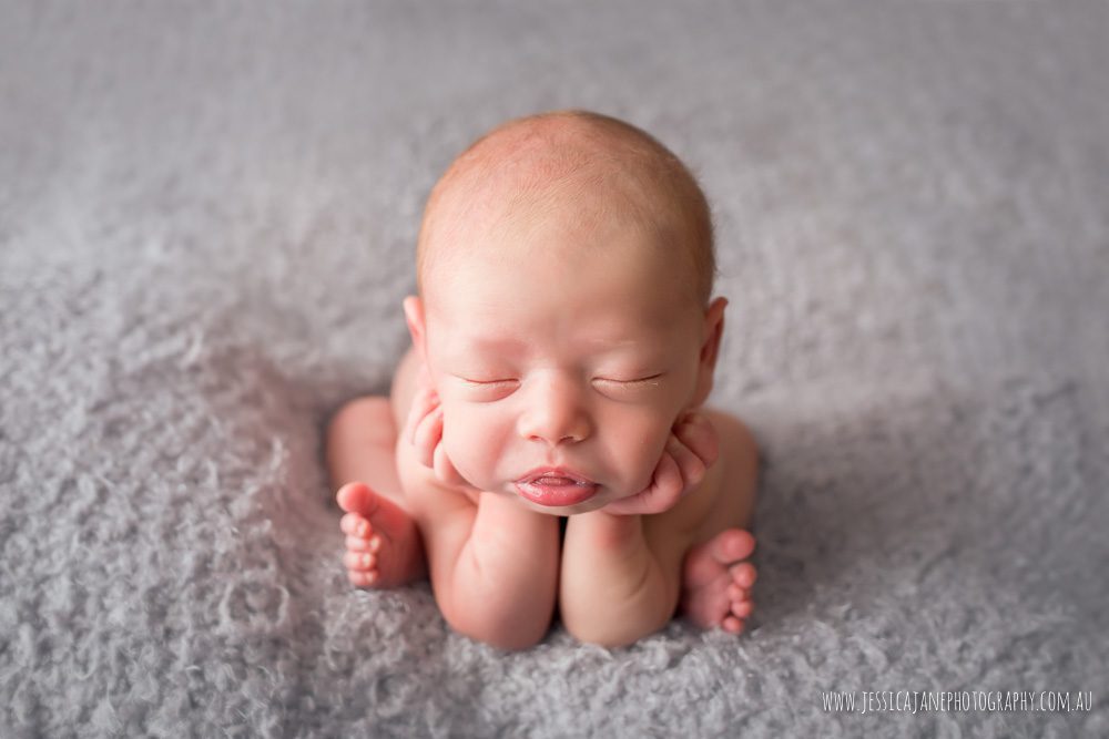 Froggy_Newborn_pose, head in hands newborn pose